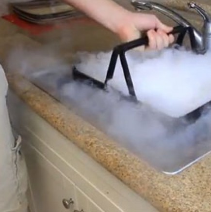 Невероятен ефект при смесване на гореща вода и лед! Видео