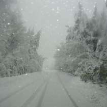 Обстановката в страната е усложнена, заради продължаващия снеговалеж и вятър 