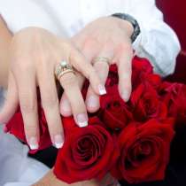 Защо венчалната халка се носи точно на четвъртия пръст?