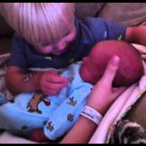 Видео: 2 - годишно момченце се запознава със своето новородено братче