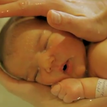 Това видео ви оставя без думи! Едно уникално къпане на бебе !