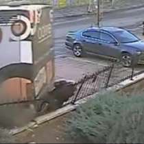 Обезпокоително видео: Прегазил го автобус и не му станало нищо!