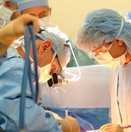 Хирург извървя пеша 9 км през преспите, за да направи спешна мозъчна операция