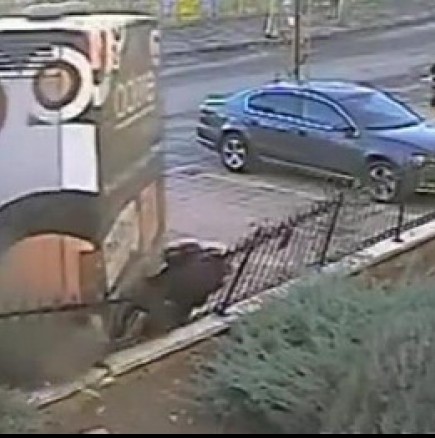 Обезпокоително видео: Прегазил го автобус и не му станало нищо!