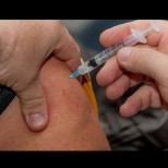 Почина първият ваксиниран срещу COVID-19 мъж (Снимки):
