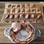 Мажа бисквитките с крем и после ги редя изправени във формата - вече само така правя бисквитена торта и няма недоволни:
