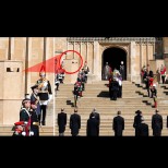 Невиждана мистерия на погребението на принц Филип! Кой е тайният наблюдател? (Снимки):