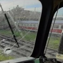 Цигани спряха влак и го нападнаха с камъни-Видео