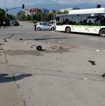Автобус помете 10 коли в София