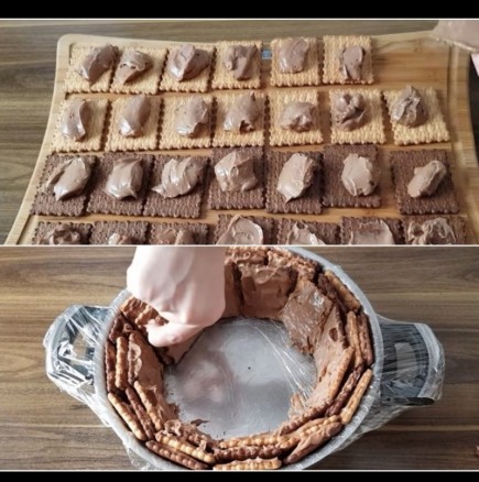 Мажа бисквитките с крем и после ги редя изправени във формата - вече само така правя бисквитена торта и няма недоволни: