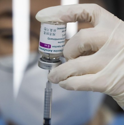 Учени откриха причината за тромбите след ваксината на "АстраЗенека"