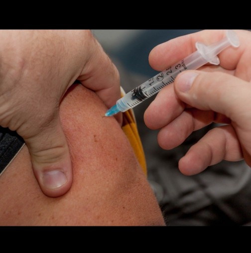 Почина първият ваксиниран срещу COVID-19 мъж (Снимки):