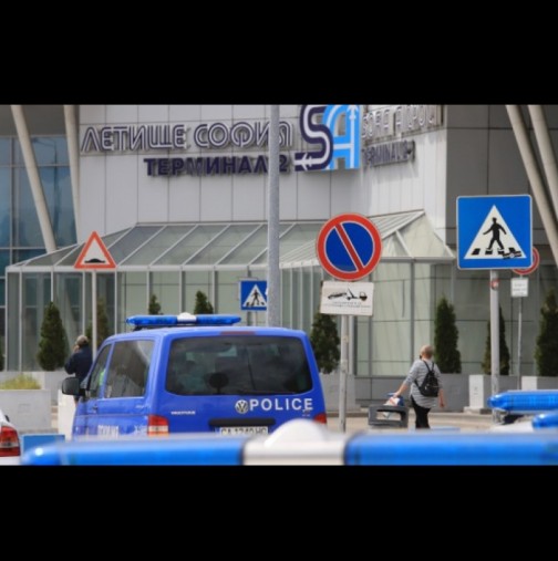 Линейки и пожарни коли летят с бясна скорост към летище София - ето какво се случва: 