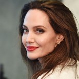 Анджелина Джоли изби рибата с тоалета, с който се разходи по улиците, на минувачите им увиснаха ченетата (снимки)