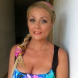 Венета Райкова показа тяло-трепач по бански и накара всички дами да ѝ завиждат (Снимки):