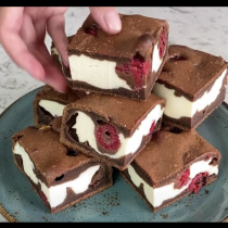 Новият чийзкейк с шоколадово тесто и малини - най-вкусното нещо, което сме ви показвали: