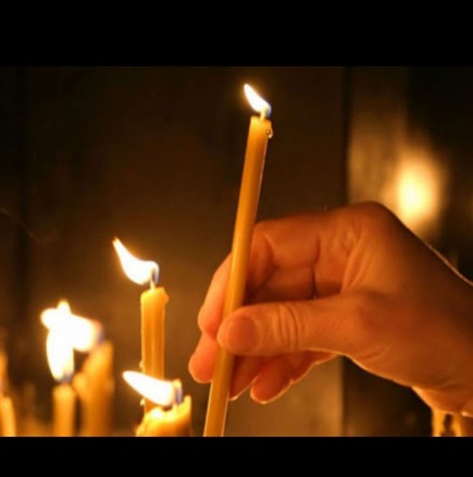 Колко свещи можем да запалим от една в църква и какво означава, ако църковна свещ "плаче" - най-важните поверия: