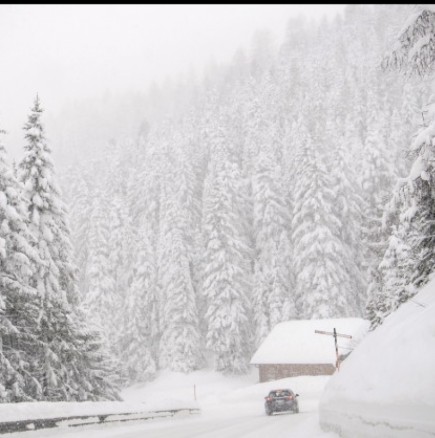 Снежна покривка се образува на няколко места в България, температури -4 градуса-Снимки и видео