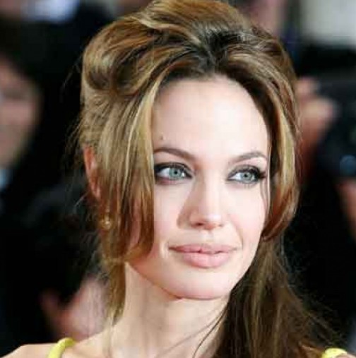 Жълтата ефирна рокля на Анджелина Джоли, придружавана от дъщеря ѝ Джон-Снимки