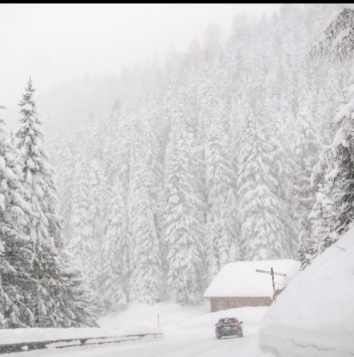 Снежна покривка се образува на няколко места в България, температури -4 градуса-Снимки и видео