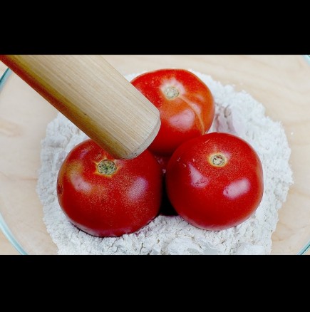 Слагам доматите в брашното и смесвам хубаво - да не вярва човек, че ще е толкова вкусно!