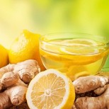 Домашната лимонова напитка, която мощно топи коремните мазнини, хем и ще ви разхлади