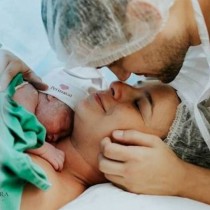 Бебе ЧУДО се роди на 4 юли: нямате представа какво е имало в ръчичката си при раждането! /СНИМКА/