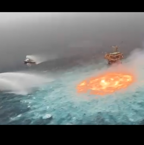 ЗЛОВЕЩА гледка: Океанът пламна след апокалиптична експлозия - вижте огненото око (Снимки)