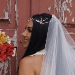 Булка се появи на сватбата си с рокля, която изцяло открива задните ѝ части-Снимка