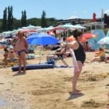 Ядосана туристка показа касова бележка от плажа и възмутено попита