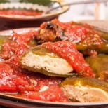 Най-вкусните и ароматни пълнени чушки с доматен сос в летните горещини