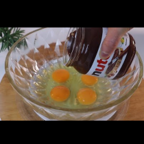 Сложете малко течен шоколад в яйцата и ще получите десерт за милиони! Нежно, пухкаво, ухае божествено: