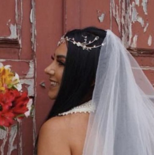 Булка се появи на сватбата си с рокля, която изцяло открива задните ѝ части-Снимка
