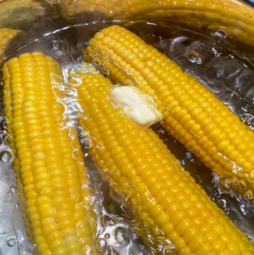 Как да си сварим царевицата, така че да стане мека и млечна, само добавете това във водата