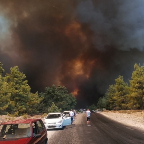 Огнен ад се спусна над любим курорт на хиляди българи-Провежда се евакуация-Видео
