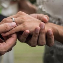 24-годишен предложи брак на 61-годишната си приятелка-Снимки