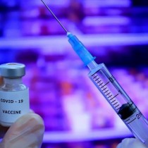 Нови изследвания сочат с колко намалява ефективността от ваксините при новия вариант