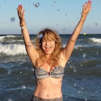 Мира Добрева лъсна чисто гола на морето - като Афродита сред морска пяна (Снимки):