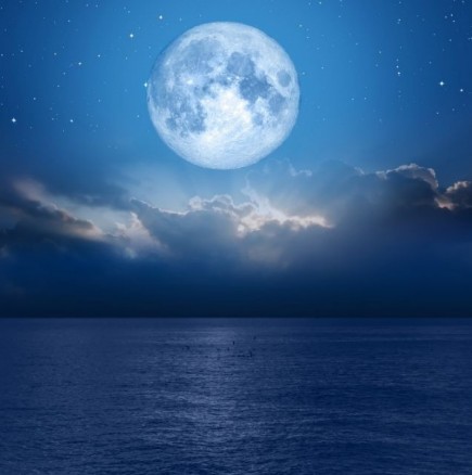 Мощна Синя Луна на 22 август: СЪДБОВНО време, през което Вселената щедро разпределя на 4 зодиакални знака!