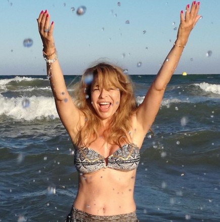 Мира Добрева лъсна чисто гола на морето - като Афродита сред морска пяна (Снимки):