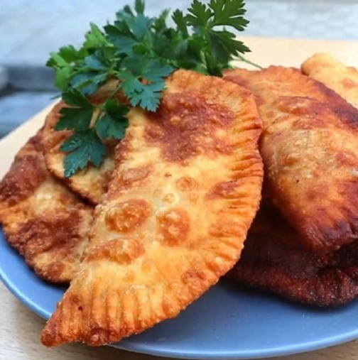  1 яйце, малко брашно и кисело мляко и кайма и новите затворени принцеси са подготвени, а по какъв начин свършват за момент 