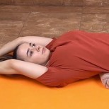 Лежа на кърпа за 5 минути, за да изправя гърба си и да махна корема си- японска техника, която работи безотказано