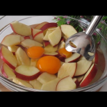 Разбийте 2 ябълки с 3 яйца и се пригответе за нещо специално - рецептата, която превъртя нета от споделяне: 