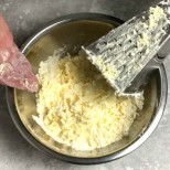 Как да настържеш сирене и кашкавал, без навсякъде да стане мазало - и по пръстите, и по рендето! Чисто и просто:
