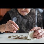ВАЖНО за ПАРИТЕ на пенсионерите: Кога и с колко им скачат парите, сметки и срокове  
