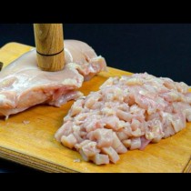 Просто нарежете пилешките гърди, разбъркайте и пуснете в тигана. Разкошно и лесно за приготвяне ястие!