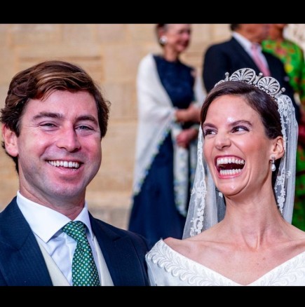 Принцесата на Лихтенщайн се омъжи в прелестна рокля с 10-метров шлейф - вижте красивото творение (Снимки):