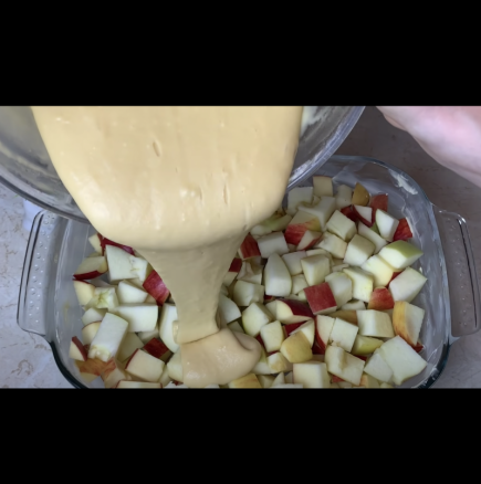 Петминутен ябълков пирог - нахвърлям ябълките в тавата, заливам с тесто и заухава божествено!