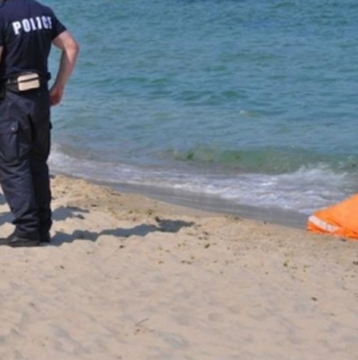 Мъж влезе до коленете в морето на плажа и почина