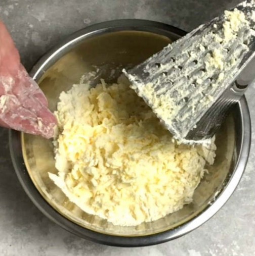 Как да настържеш сирене и кашкавал, без навсякъде да стане мазало - и по пръстите, и по рендето! Чисто и просто:
